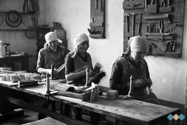 Ročna izdelava metel v Nagličevi ščetarski delavnici leta 1932 v Šmarci pri Kamniku. Foto: Peter Naglič, Zbirka fotografij, SEM